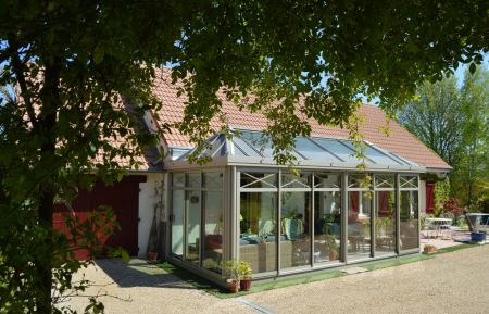 Notre véranda donnant sur le jardin, le petit déjeuner y est servi Chambre d'hôtes n°41G10414 Vallières-les-Grandes - Loir-et-Cher - Notre véranda donnant sur le jardin, le petit déjeuner y est servi