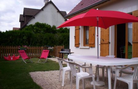 G&icirc;te n&deg;41G1049 Montlivault - Loir-et-Cher - Le jardin privatif et clos.
Le mobilier de jardin permet de profiter de la douceur du climat de la r&eacute;gion
