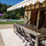 Terrasse avec vue sur la piscine