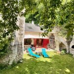 Un jardin nich&eacute; dans un &eacute;crin de verdure, o&ugrave; roches et v&eacute;g&eacute;tation se m&ecirc;lent harmonieusement. Chaises longues pour r&ecirc;ver, terrasse conviviale avec barbecue et parasol pour savourer l?instant? un refuge atypique, charmant et reposant. (photo du propri&eacute;taire)
