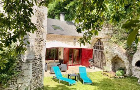 Un jardin niché dans un écrin de verdure, où roches et végétation se mêlent harmonieusement. Chaises longues pour rêver, terrasse conviviale avec barbecue et parasol pour savourer l?instant? un refuge atypique, charmant et reposant. (photo du propriétaire) Maison troglodyte41G1488 Chissay-en-Touraine - Loir-et-Cher - Un jardin niché dans un écrin de verdure, où roches et végétation se mêlent harmonieusement. Chaises longues pour rêver, terrasse conviviale avec barbecue et parasol pour savourer l?instant? un refuge atypique, charmant et reposant. (photo du propriétaire)